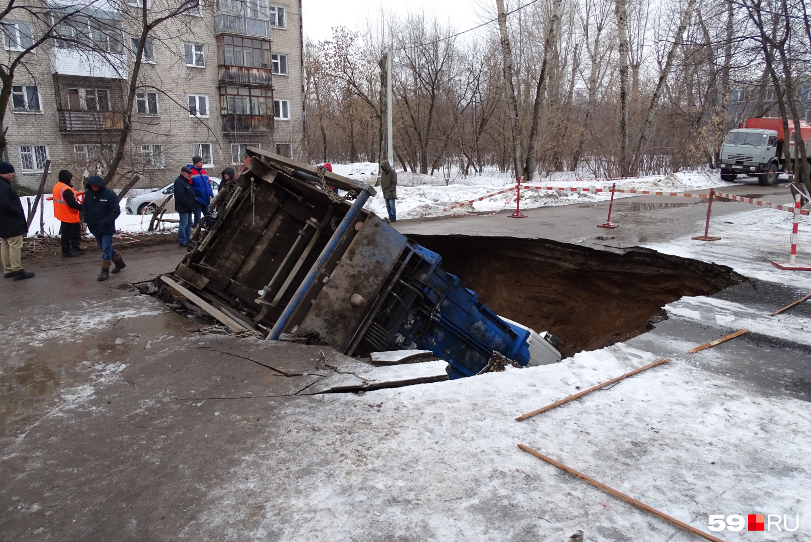 Газель провалилась под асфальт