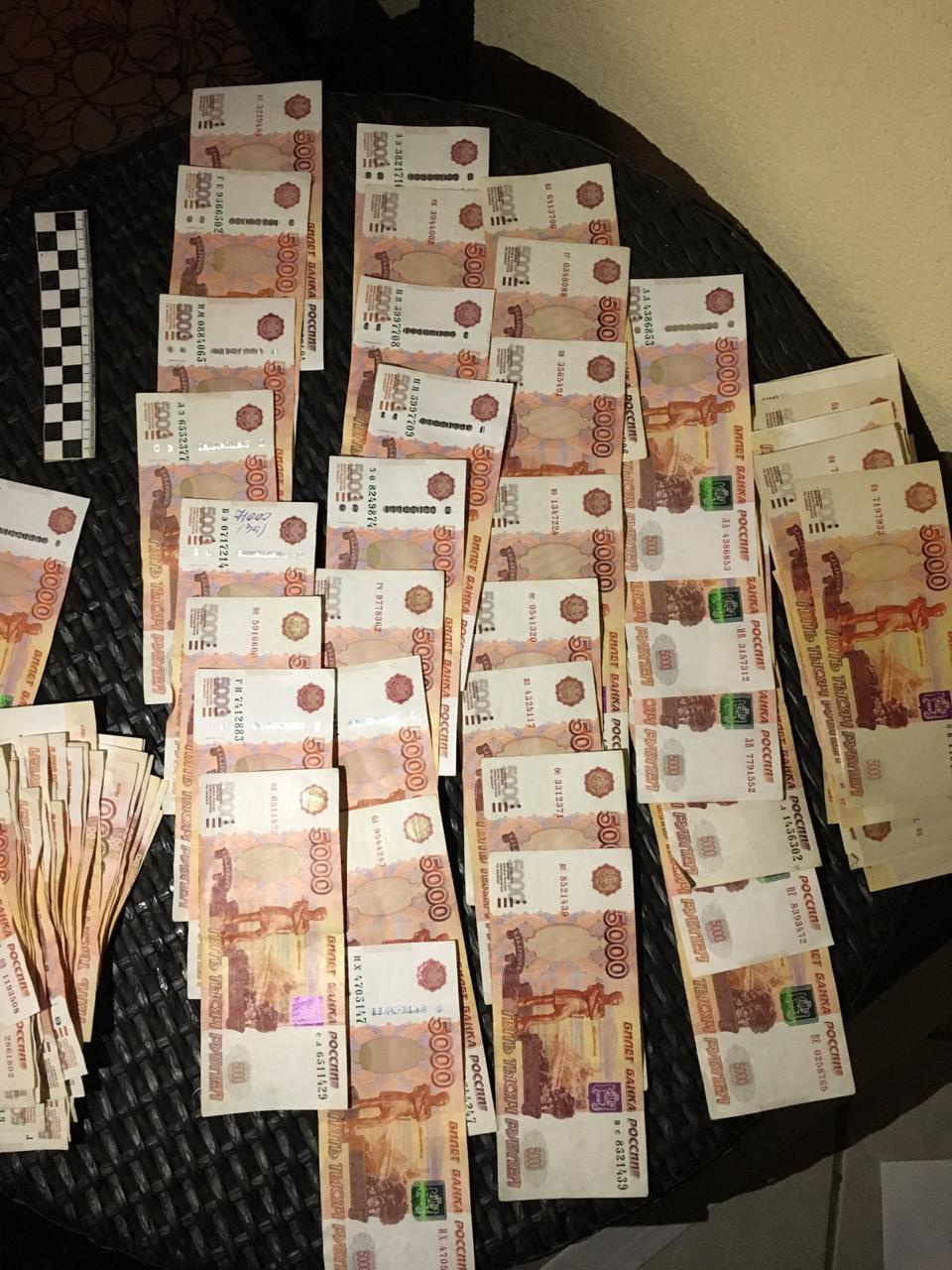 Меченые купюры нашли в вазе у входа в дом судьи Меченые купюры нашли в вазе у входа в дом судьи
