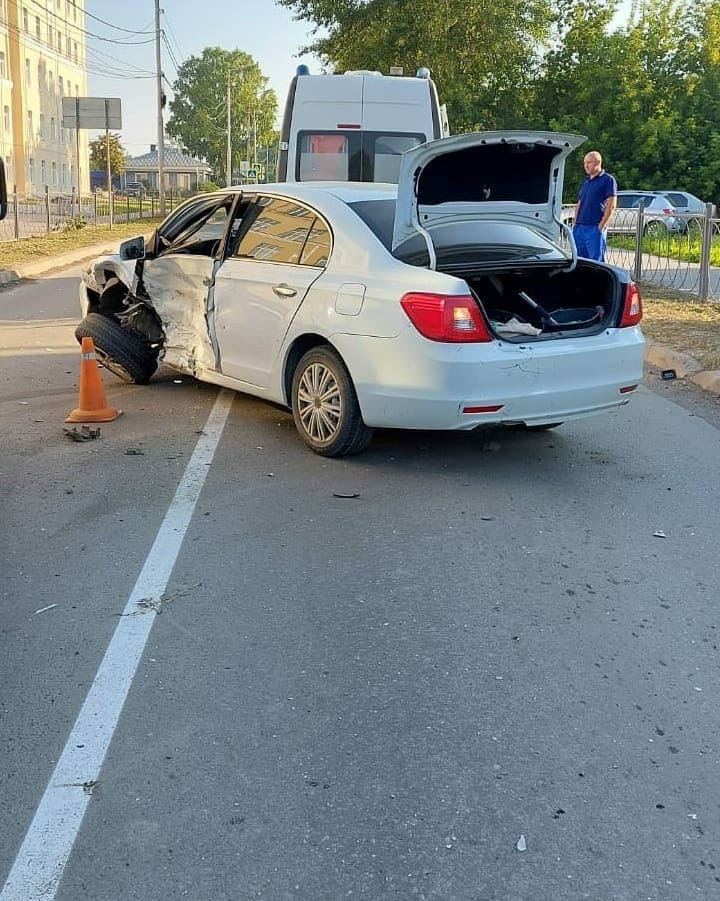 Второй автомобиль также серьезно пострадал Второй автомобиль также серьезно пострадал