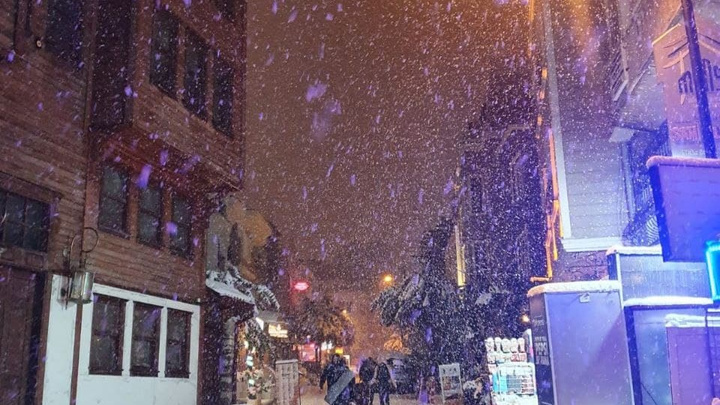 «Климат нервничает». Россияне третьи сутки заперты в снежном плену в Стамбуле