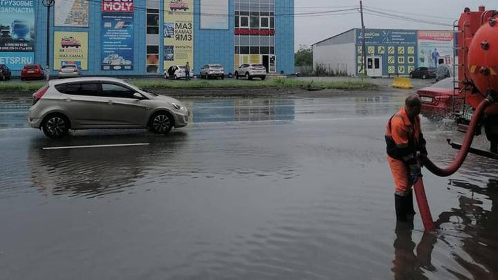 Улицы Челябинска утонули в лужах после ливня