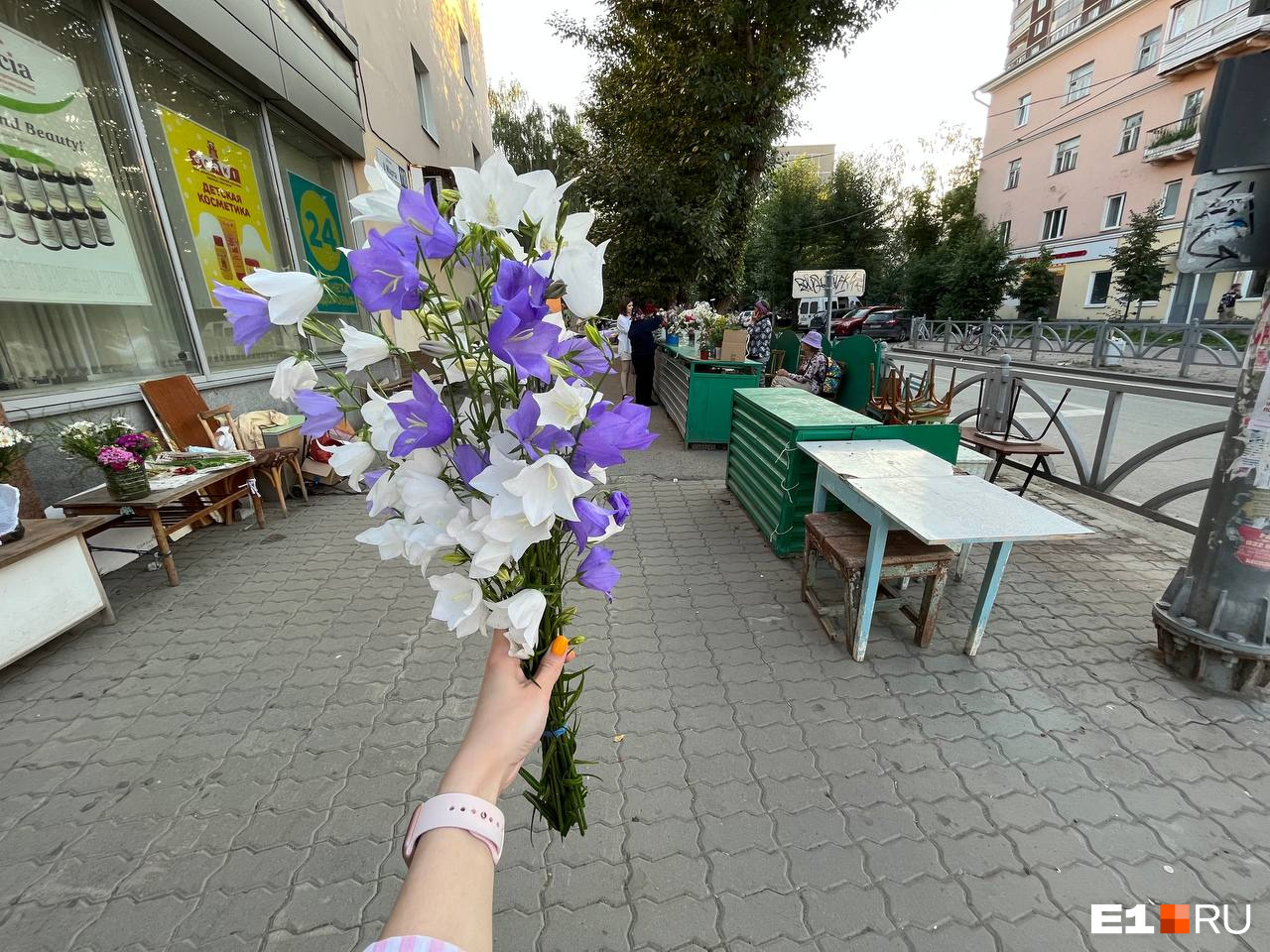 Наш выбор пал на этот летний букет колокольчиков за 200 рублей. Уже пять дней они радуют глаз и даже не думают вянуть Наш выбор пал на этот летний букет колокольчиков за 200 рублей. Уже пять дней они радуют глаз и даже не думают вянуть