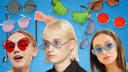 В моду вошли «грустные очки» — смотрим на 9 актуальных солнцезащитных оправ на лето <nobr class="_">2022-го</nobr>