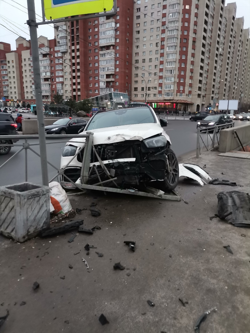 Mercedes влетел в ограждение на перекрестке улицы Савушкина и Туристской  улицы в Петербурге 27 января 2023 - 27 января 2023 - ФОНТАНКА.ру