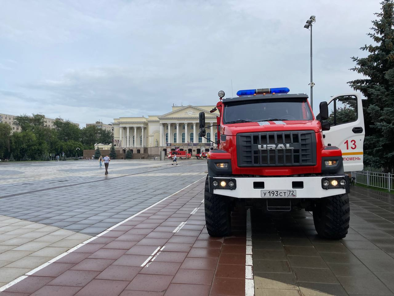 Машина стояла на площади перед драмтеатром Машина стояла на площади перед драмтеатром