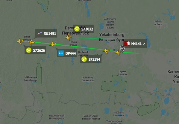 В небе над Екатеринбургом заметили вереницу самолетов, которые двигались по одной траектории