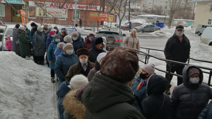 В тюменской поликлинике выстроилась огромная очередь — пенсионеры стояли даже на улице