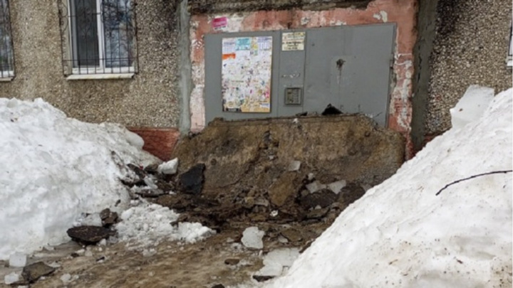 УК в Березниках сообщила, что демонтировала козырек подъезда. Но жильцы говорят, что он рухнул сам
