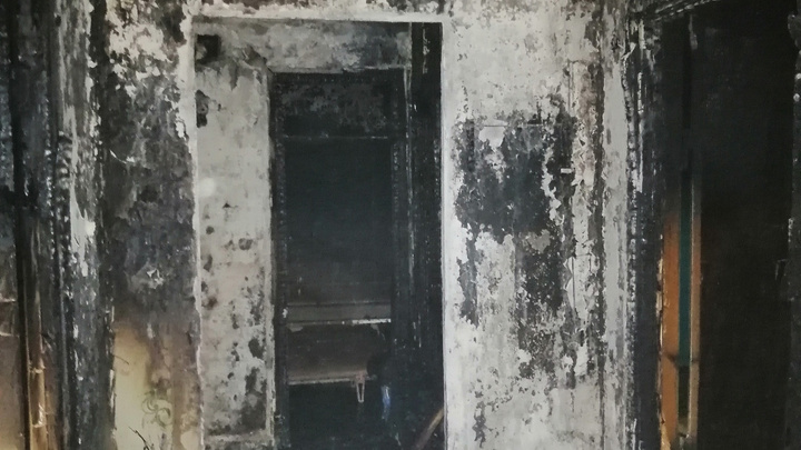 В Саянске загорелась захламленная квартира. Погиб один человек