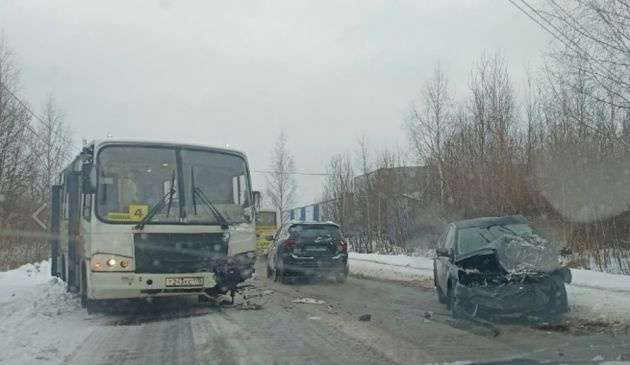 Маршрутка с пассажирами попала в серьёзное ДТП под Петербургом