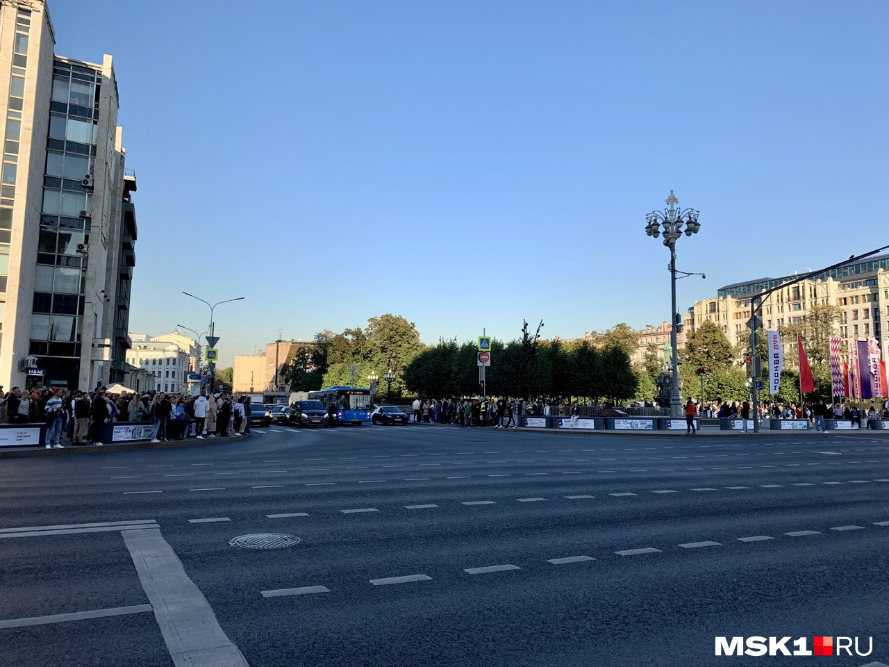 Все просто стоят Все просто стоят