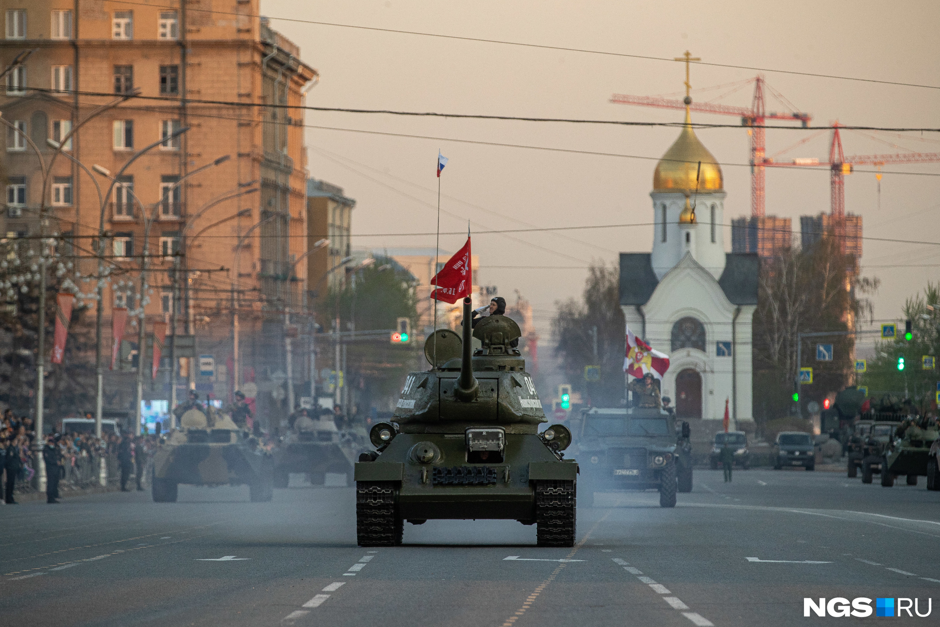 Движение механизированной колонны открыл танк Т-34