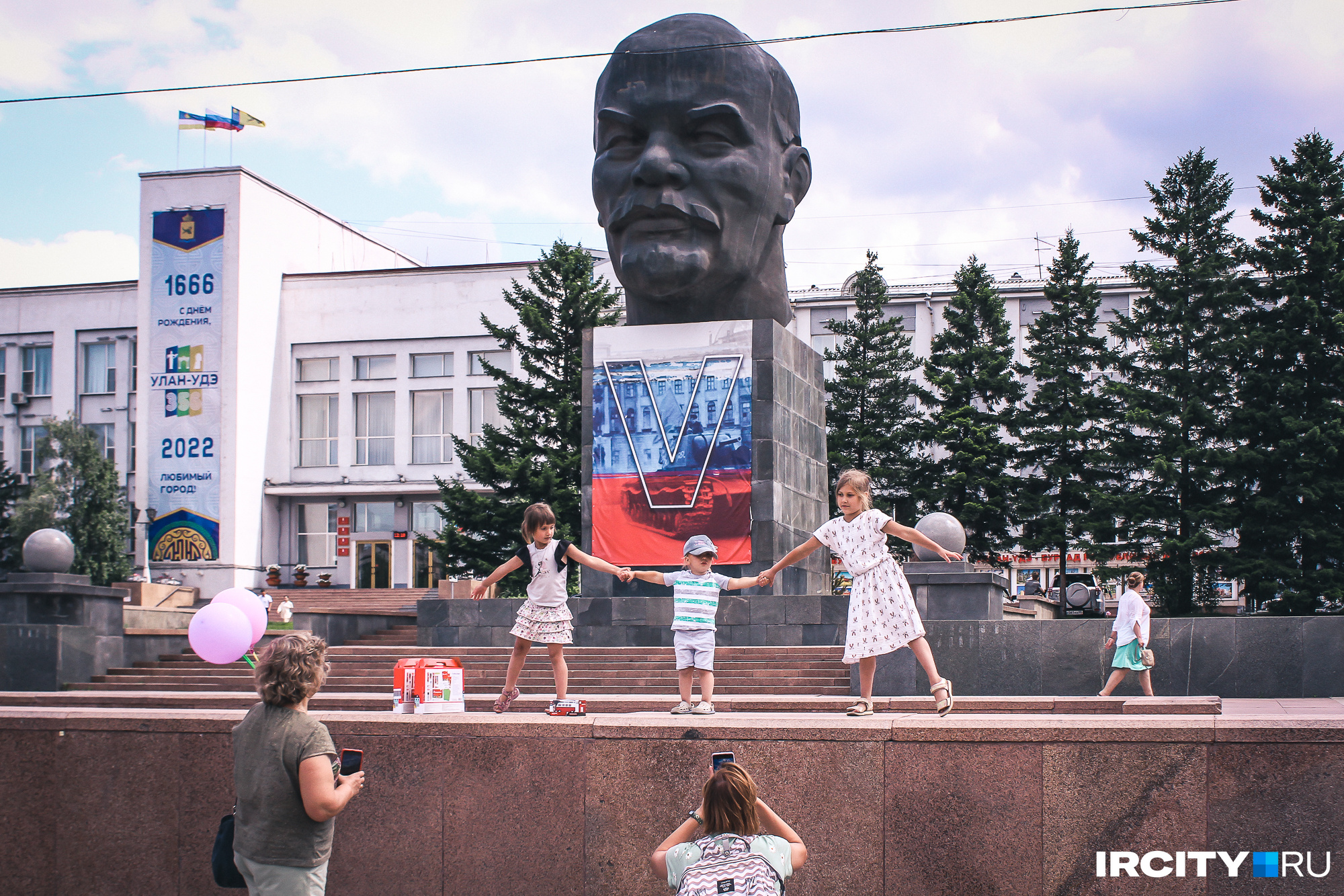 Улан удэ регион. Памятник Ленину (Улан-Удэ). Памятник новости. Улан Удэ Ленин. Улан-Удэ бюст Ленину у администрации.