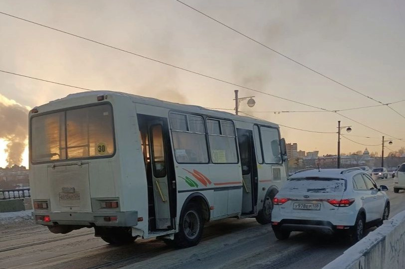 Автобус № 30 загорелся на Глазковском мосту в Иркутске