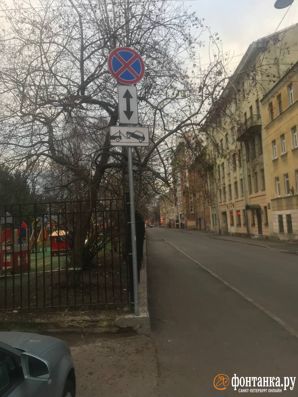 Новый знак с левой стороны улицы и пустая проезжая часть