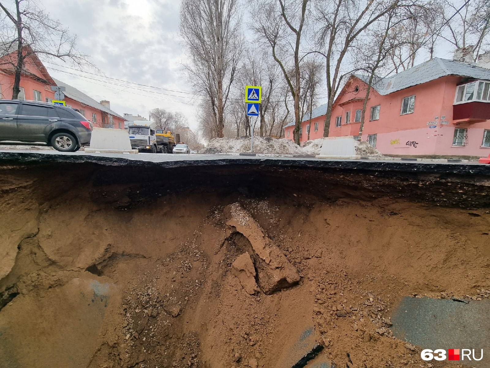 Вошедший на двор увидели. Российские дороги. Ямы в Самаре. Металлистов провалился асфальт. Большая яма.