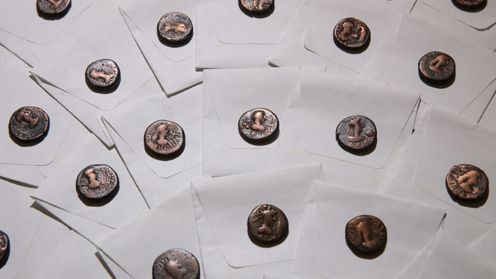 На Таманском полуострове во время раскопок нашли древний кошелек с 30 монетами