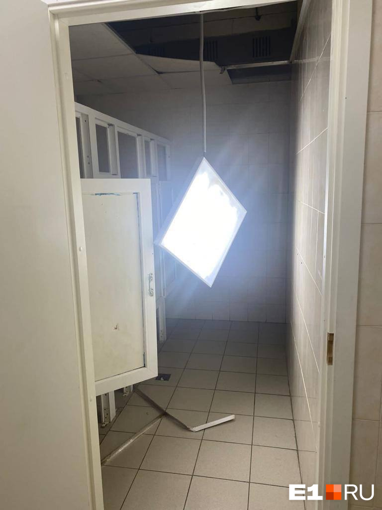 Такое освещение подойдет разве что для очень странной дискотеки Такое освещение подойдет разве что для очень странной дискотеки