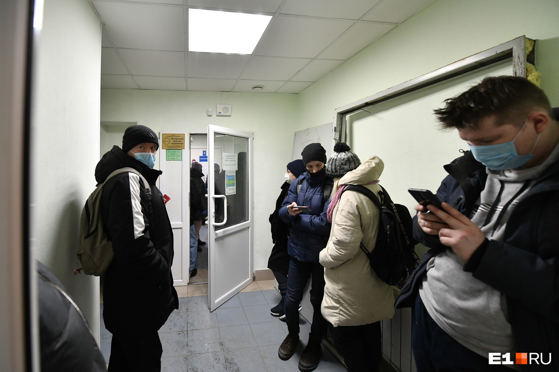 Почему в отделениях неотложной помощи в Екатеринбурге скопились дикие очереди. Версия врачей