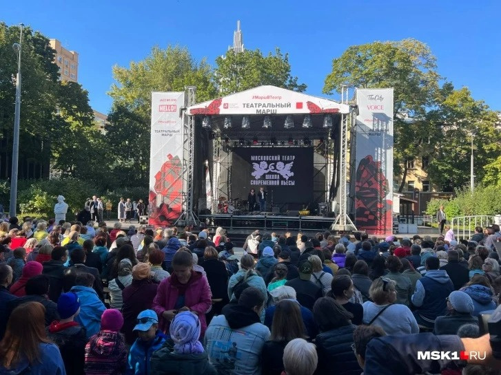 День города в ноябре. Сад Эрмитаж. Театральный марш в саду Эрмитаж 2022. День города Москва 2022 фото. Выставка в саду Эрмитаж.