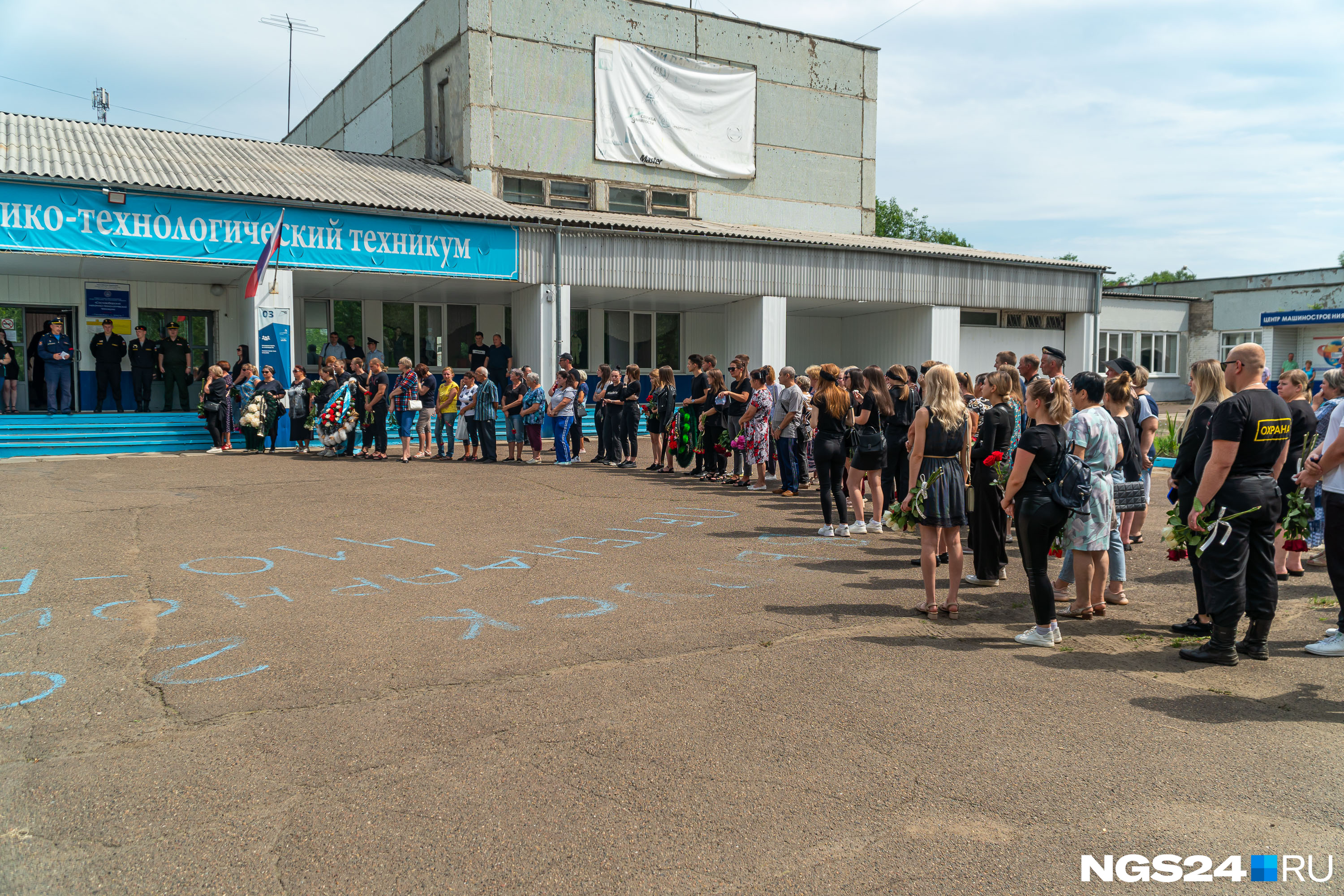 Люди выстраивались в очередь и заходили по десять человек в холл техникума Люди выстраивались в очередь и заходили по десять человек в холл техникума