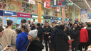 «Деньги на Новый год начала откладывать в октябре»: что говорят новосибирцы в предпраздничных очередях в магазинах