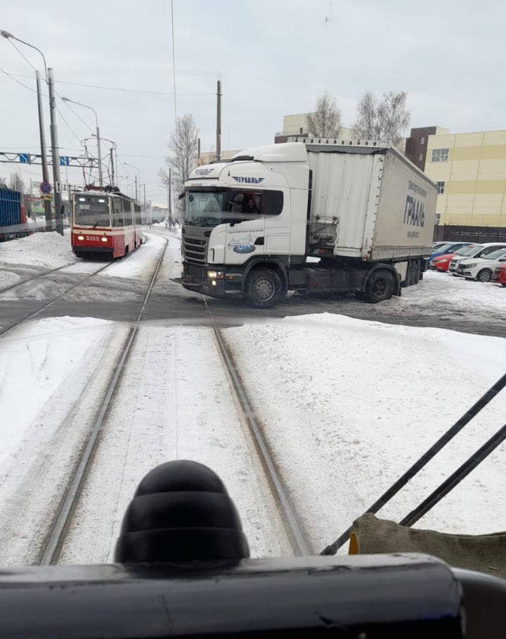 Фура, не сумевшая выехать с парковки, остановила трамваи на Пискаревском