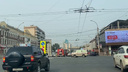 Водитель на Mercedes-Benz спровоцировал массовое ДТП в центре Новосибирска — видео после аварии
