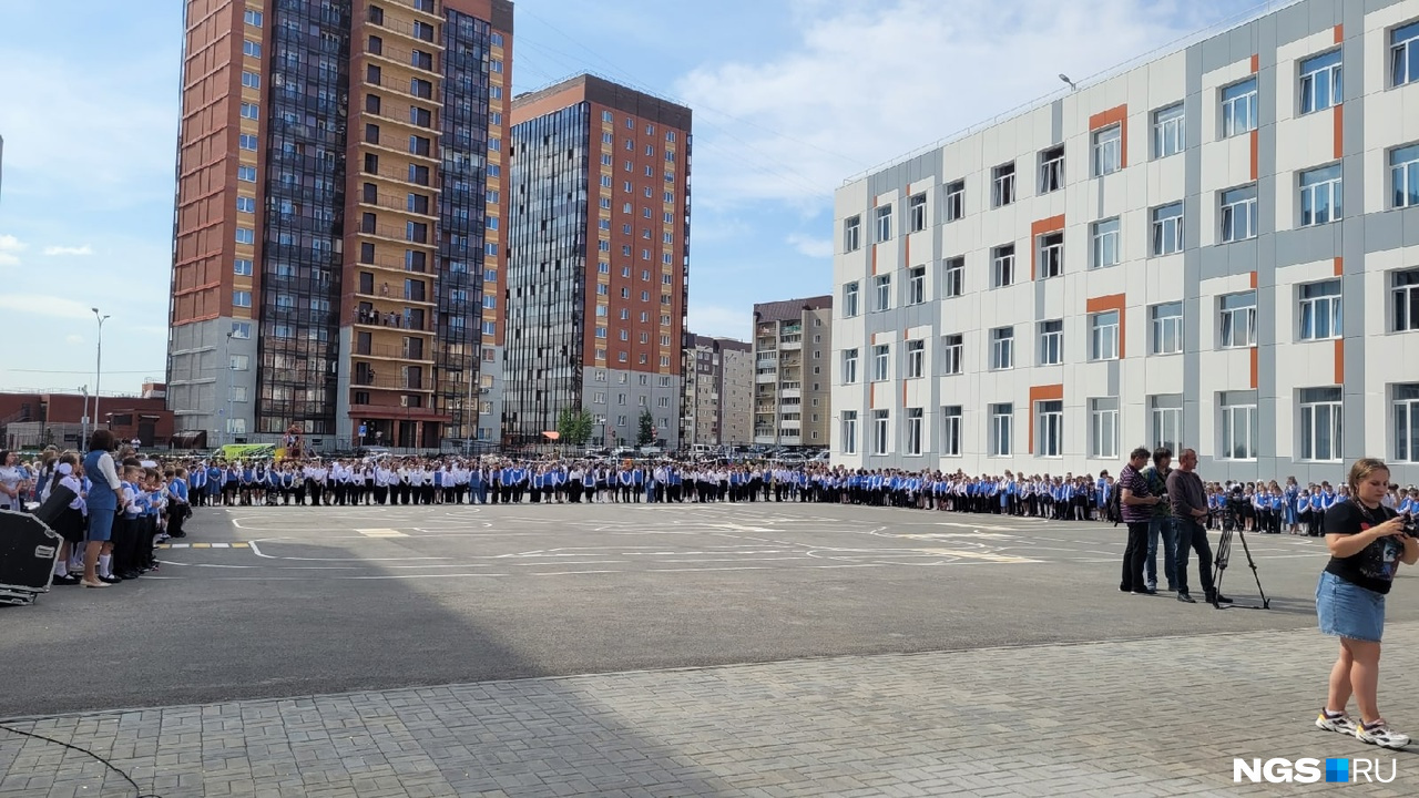 Местные жители смотрели на торжественную линейку с балконов Местные жители смотрели на торжественную линейку с балконов