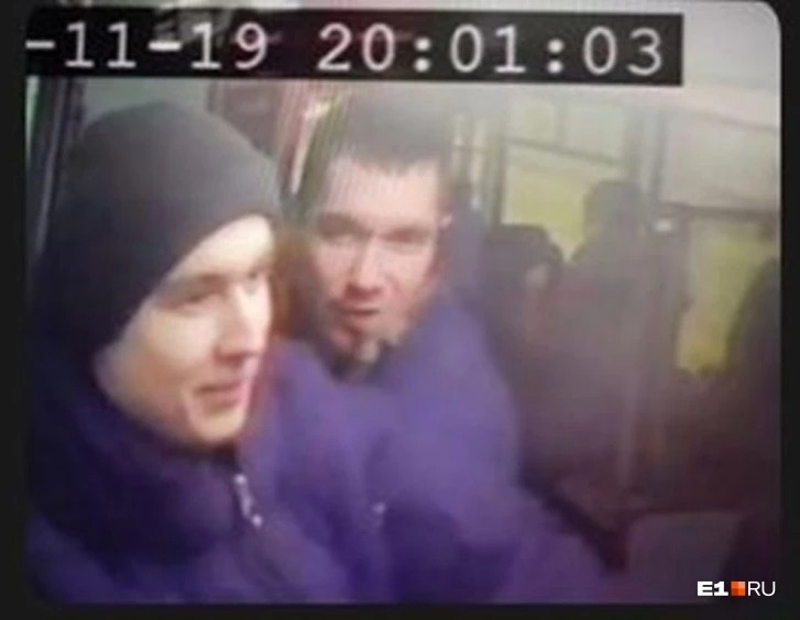 Парень в шапке после конфликта в троллейбусе покинул место происшествия Парень в шапке после конфликта в троллейбусе покинул место происшествия