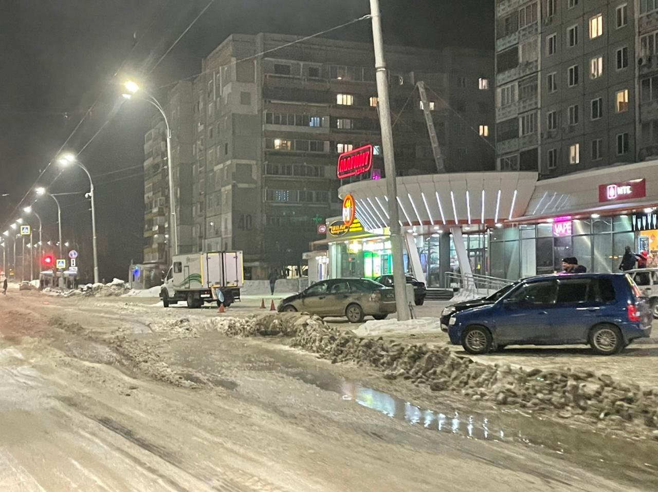 Сотрудники аварийных служб освобождают дорогу от воды, снега и льда и прочищают ливневую канализацию Сотрудники аварийных служб освобождают дорогу от воды, снега и льда и прочищают ливневую канализацию