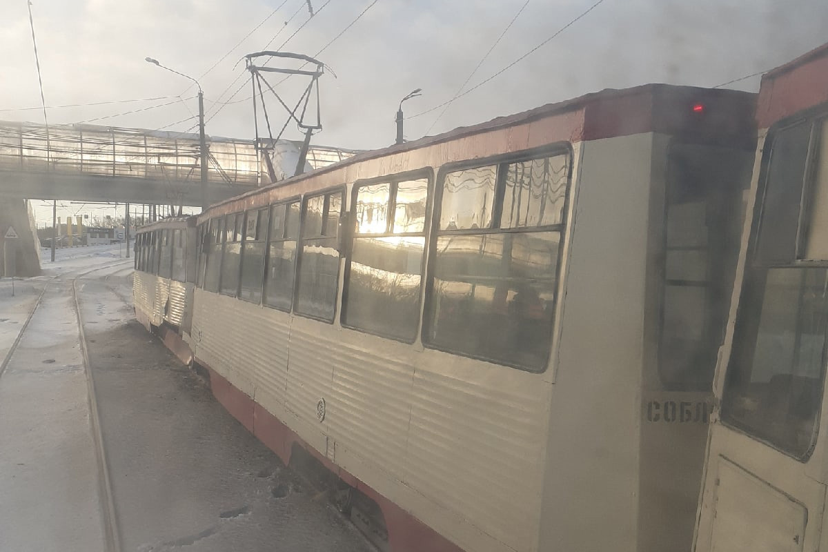 В Челябинске из-за аварии встали трамваи. Водителю стеклом порезало ногу -  8 января 2022 - 74.ru