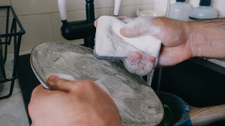 Лучше, чем в Вилларрибе: делаем средство для мытья посуды и для посудомойки своими руками — 4 рецепта, которые помогут сэкономить
