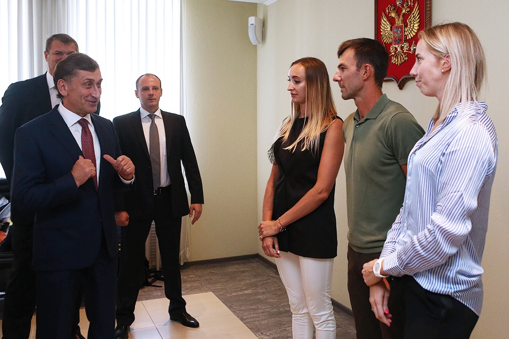 Михаил Шекин (на фото — слева) поздравляет с чемпионством волейболисток и тренера московского клуба «Динамо» Михаил Шекин (на фото — слева) поздравляет с чемпионством волейболисток и тренера московского клуба «Динамо»