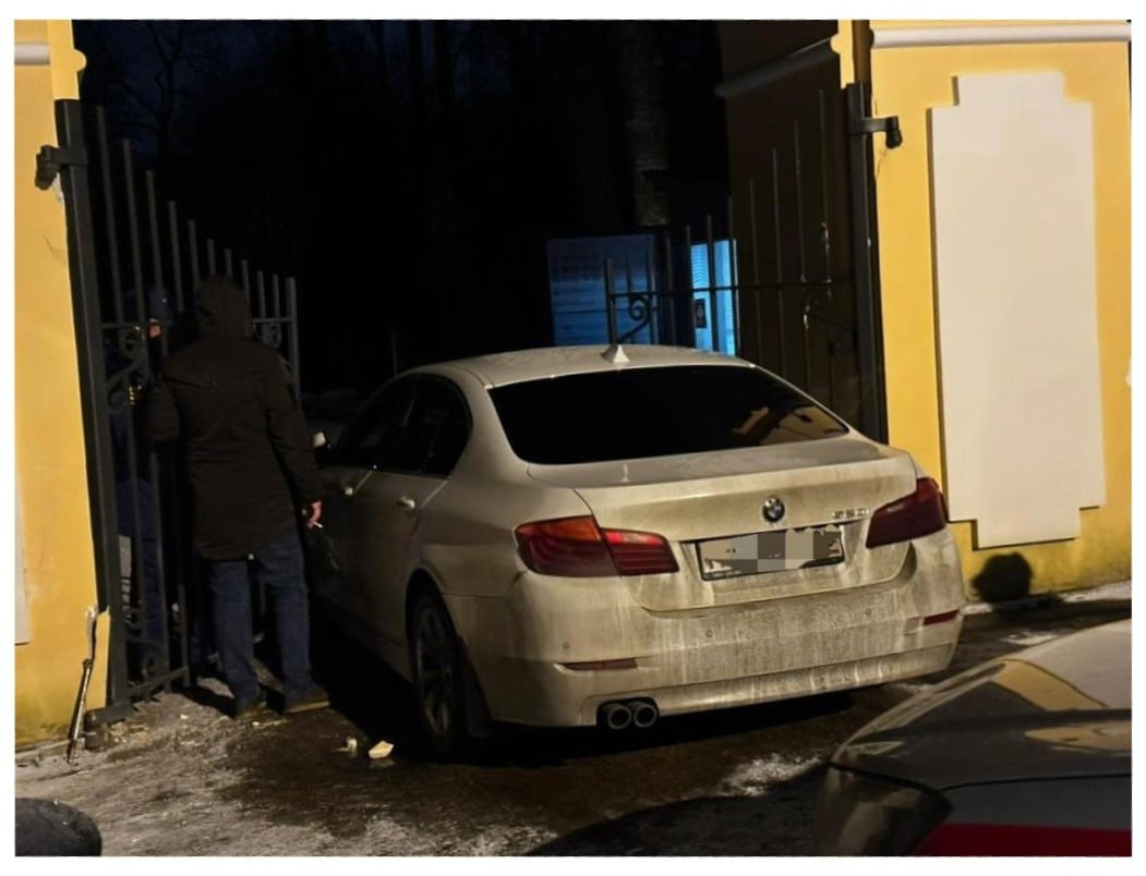BMW протаранил ворота парка в музее-заповеднике Петергоф