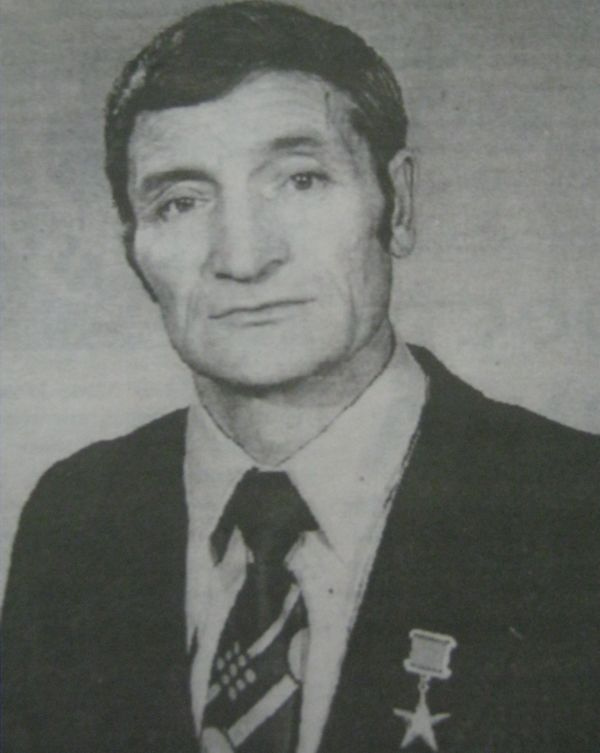 На фото — дядя Павла, Ян Степанович Пьянков. Легенда Североуральска, шахтер, Герой социалистического труда. Как и отец Пьянкова, награжден орденами.<br /><br />Отец и дядя Павла Пьянкова — тезки.<br /><br />— Папа был старшим ребенком, — рассказывает Павел Пьянков. — Заболел малярией. Был даже при смерти. Родители — мои дед с бабкой побежали к местной знахарке, в глуши в 1930-е годы врачей было мало. Та и говорит бабушке: «Ты на сносях? Вот сынка-то (откуда узнала?) и назови тоже Яном. Вот смерть и обманешь. И назвали. А папа мой выздоровел. Так у них в семье и стало два Яна. Младшего все договорились в семье Вовкой звать. А по паспорту он Ян. Вот такая история. На фото — дядя Павла, Ян Степанович Пьянков. Легенда Североуральска, шахтер, Герой социалистического труда. Как и отец Пьянкова, награжден орденами.<br /><br />Отец и дядя Павла Пьянкова — тезки.<br /><br />— Папа был старшим ребенком, — рассказывает Павел Пьянков. — Заболел малярией. Был даже при смерти. Родители — мои дед с бабкой побежали к местной знахарке, в глуши в 1930-е годы врачей было мало. Та и говорит бабушке: «Ты на сносях? Вот сынка-то (откуда узнала?) и назови тоже Яном. Вот смерть и обманешь. И назвали. А папа мой выздоровел. Так у них в семье и стало два Яна. Младшего все договорились в семье Вовкой звать. А по паспорту он Ян. Вот такая история.