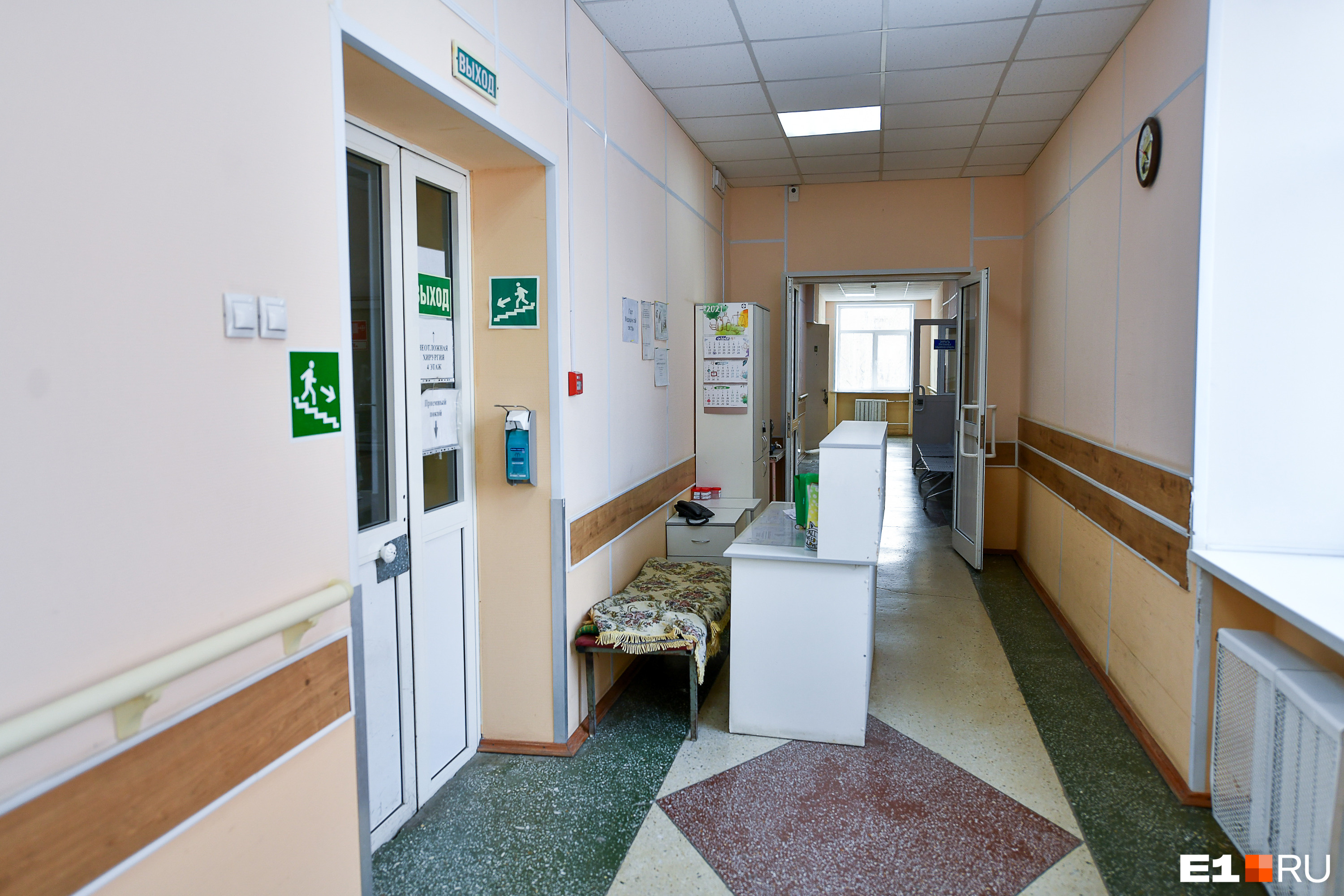 «Мама сгнивает». Дочь пациентки пожаловалась на ужасные условия в больнице Екатеринбурга: видео