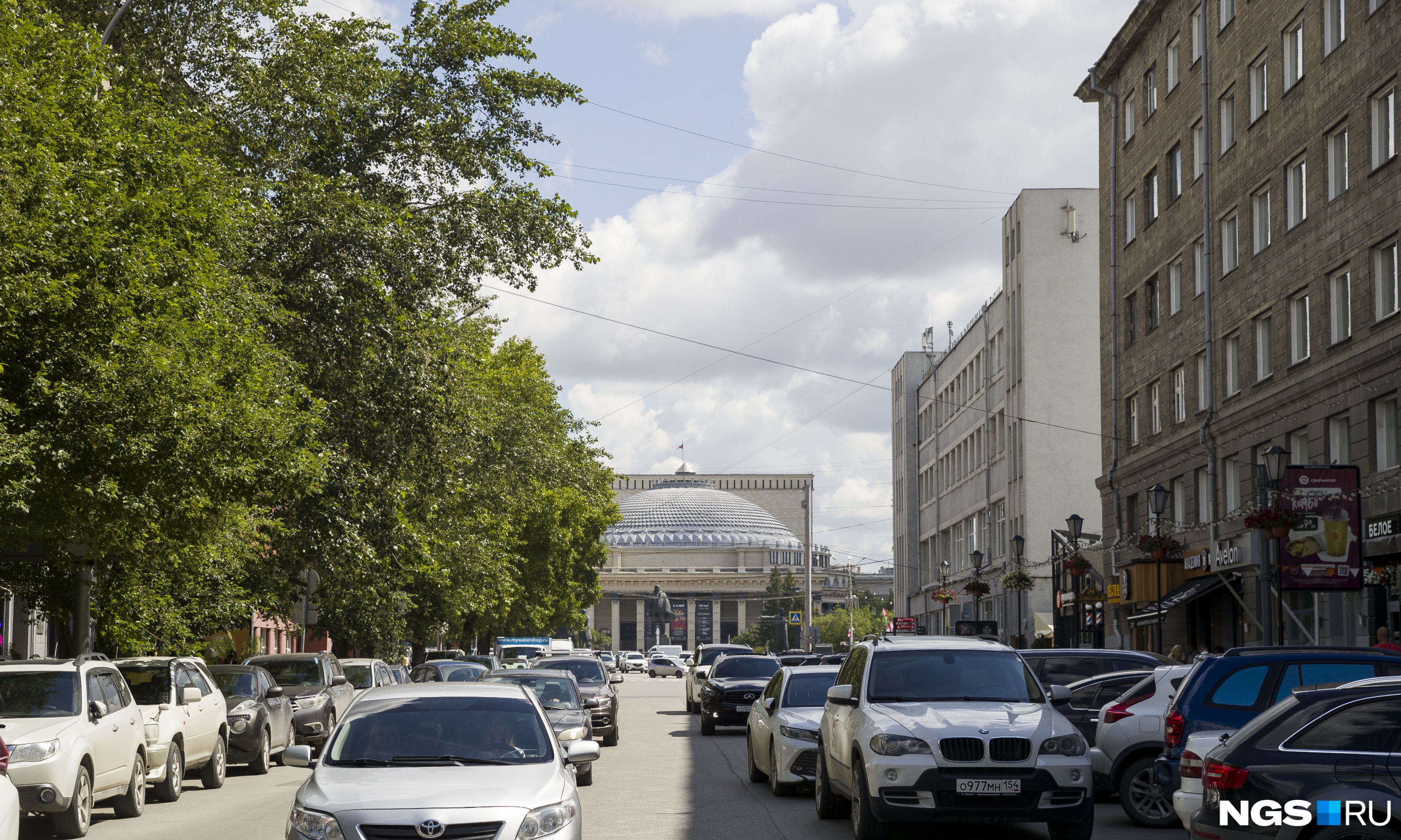 Улица Ленина, вид на Оперный театр — почти не изменился. 2022 год