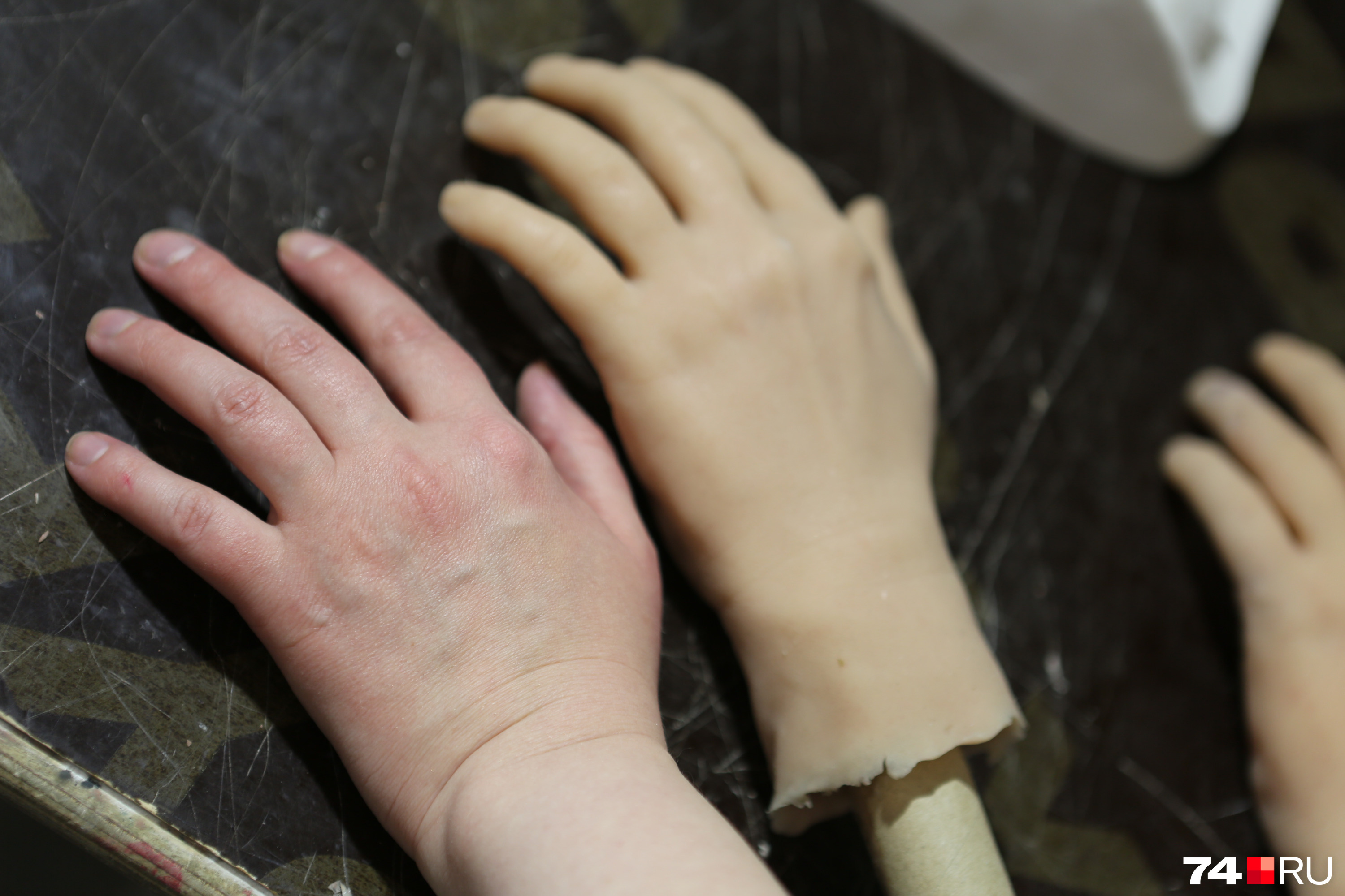 Елена занимается не только лицевыми протезами, может изготовить руки или пальцы