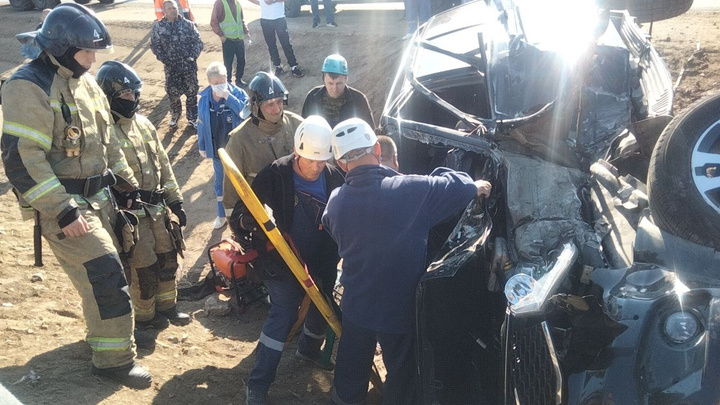 Спасатели достали водителя из искореженного УАЗа на трассе в Забайкалье