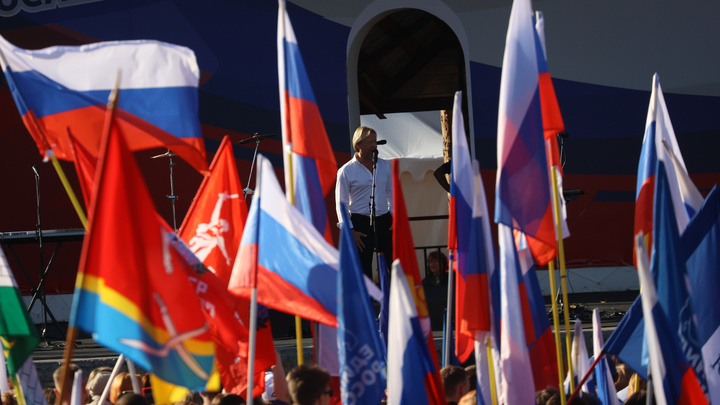 В Челябинске прошел митинг-концерт с участием Дмитрия Харатьяна. Фоторепортаж