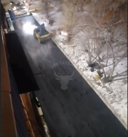Житель Читы заснял укладку асфальта в снег