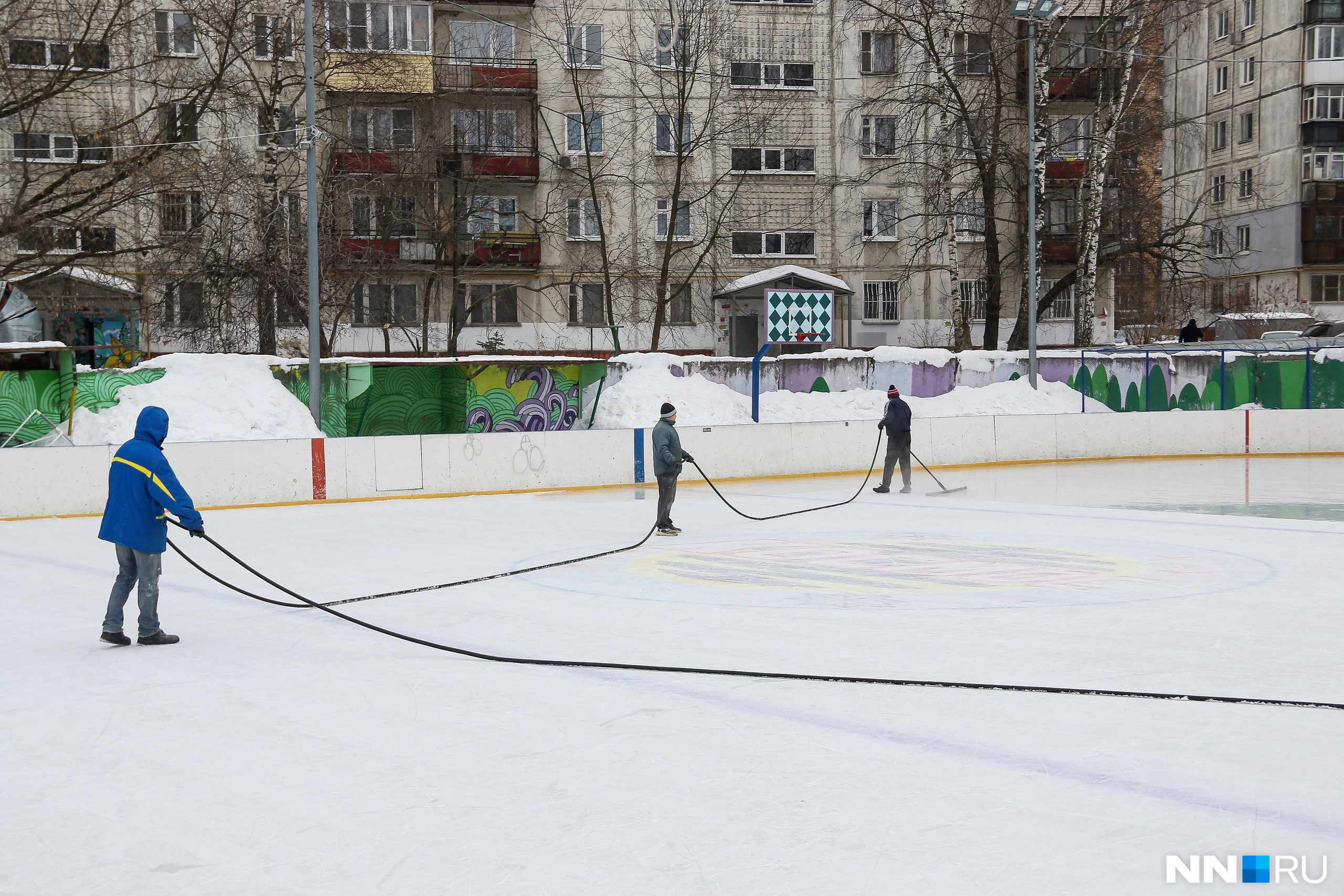 Днем заливают лед на хоккейной коробке для вечерних тренировок
