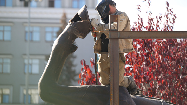 Уфа, осень, полконя: на Советской площади приступили к монтажу памятника Минигали Шаймуратову