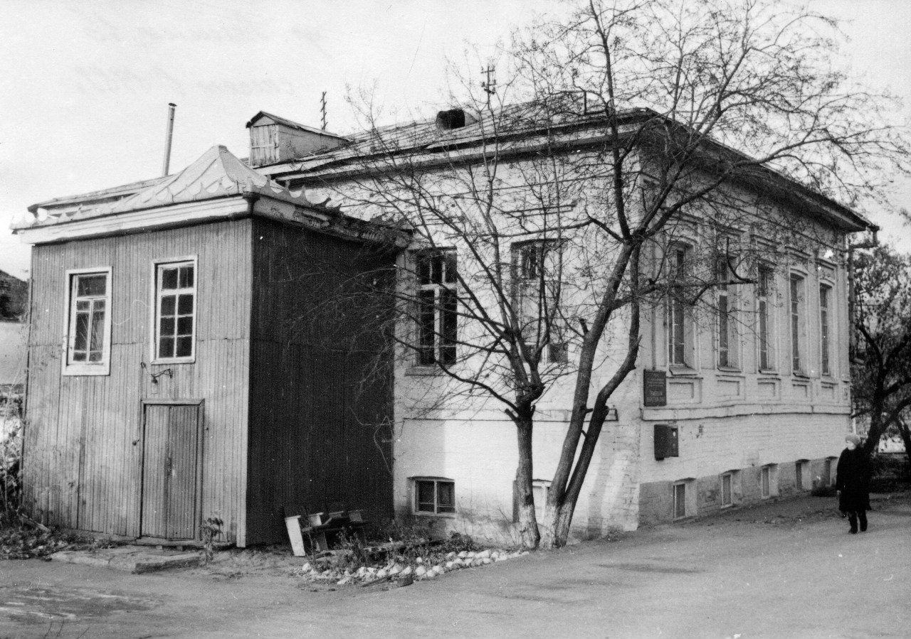 Конец 80-х – начало 90-х годов. Так дом, где когда-то жила купеческая семья, выглядел с непарадной стороны Конец 80-х – начало 90-х годов. Так дом, где когда-то жила купеческая семья, выглядел с непарадной стороны