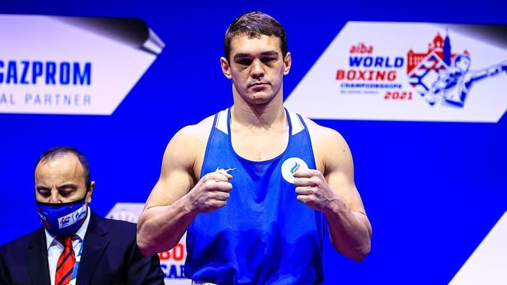 Марк Петровский впервые выступил на профессиональном ринге и отправил соперника в технический нокаут