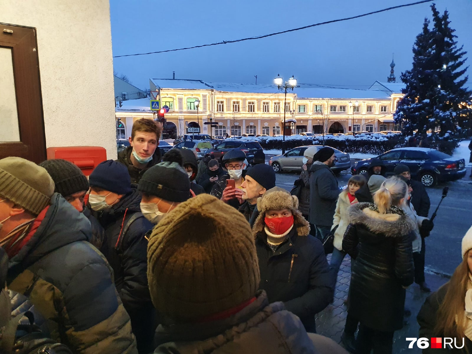 Люди стоят на улице с надеждой, что их все-таки пустят Люди стоят на улице с надеждой, что их все-таки пустят