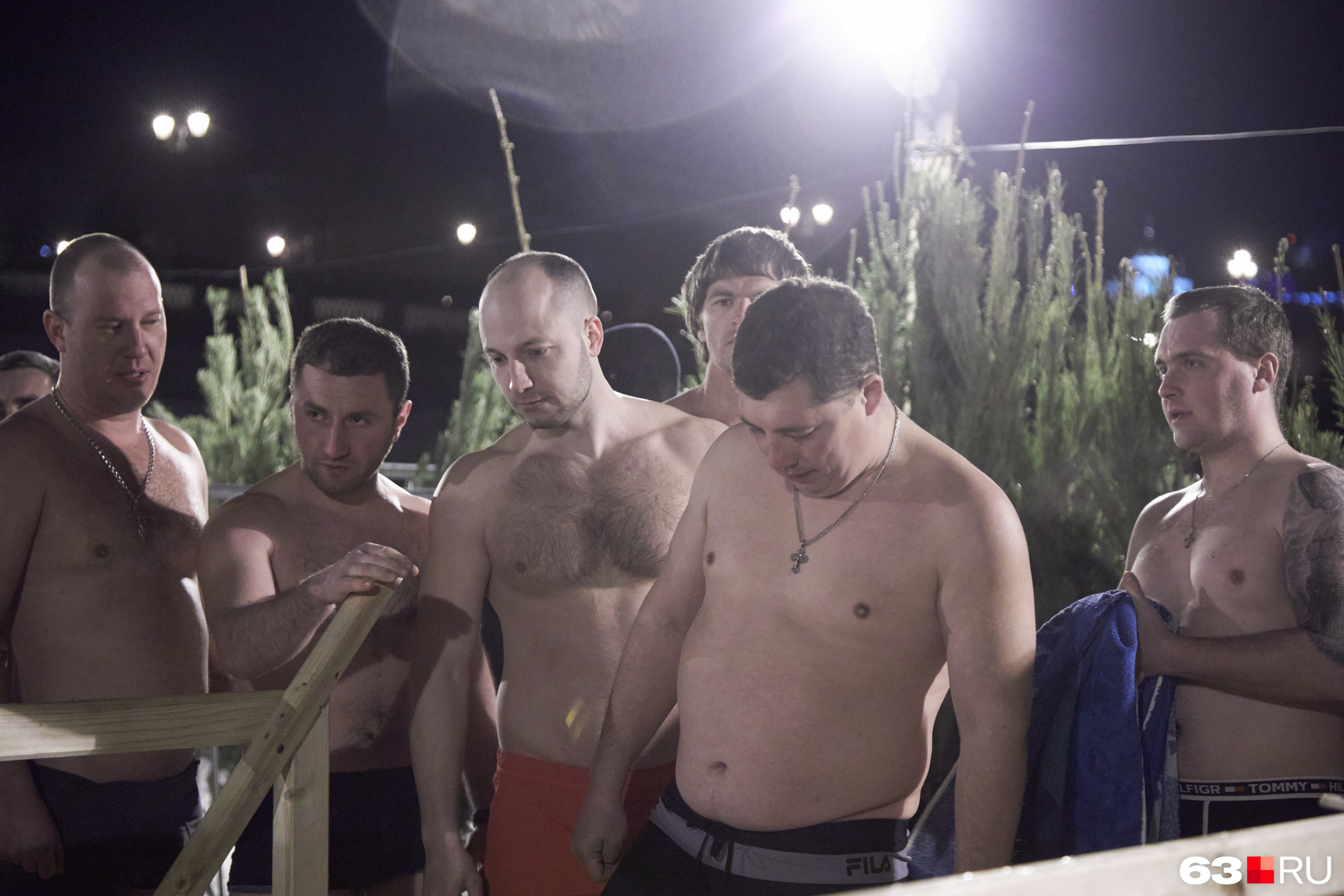 русский формат. крещенские купания мужчины. парни в купели. крещение взрослого мужчины. хор русский формат воронеж мужской участники.