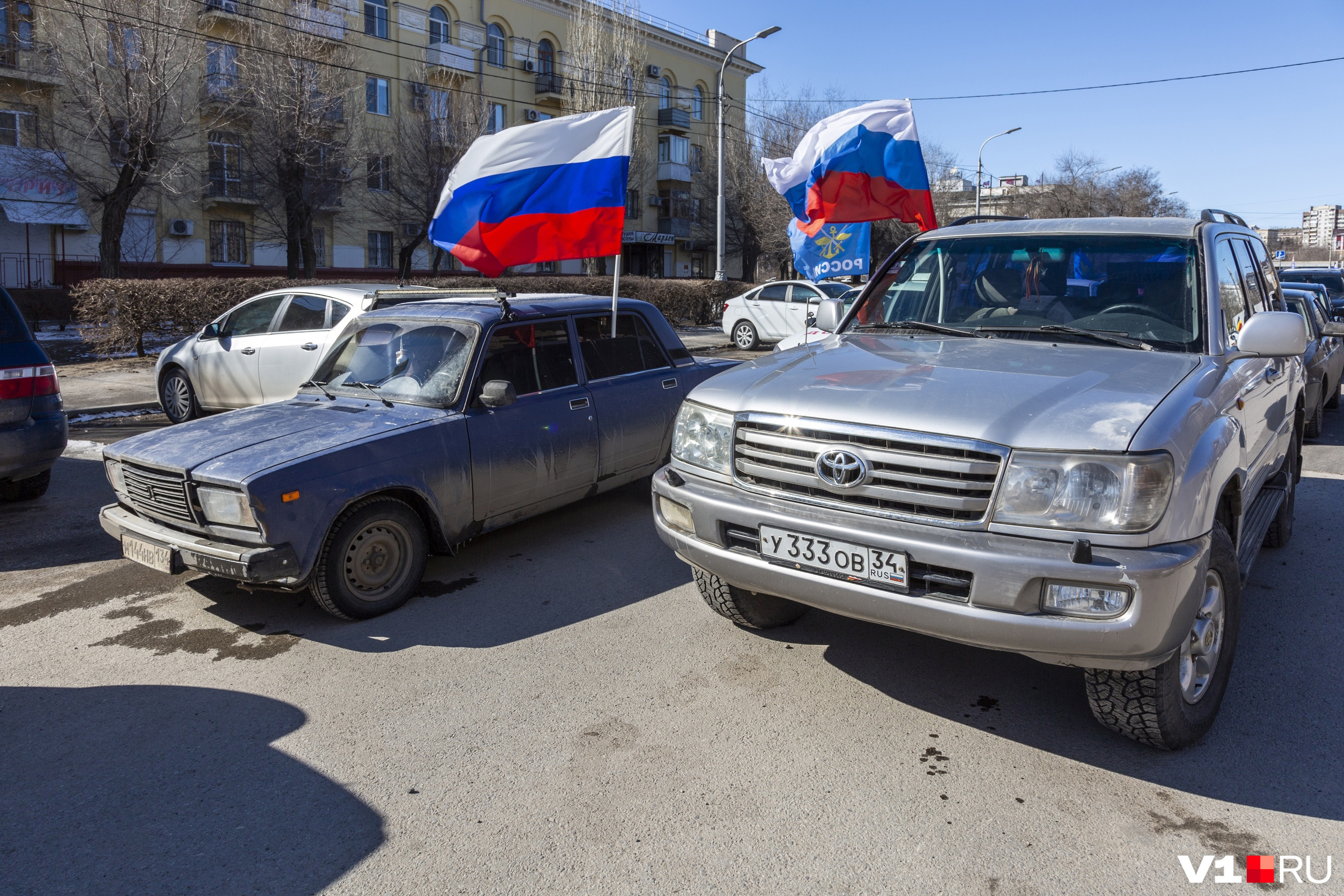 Автомобилисты украсили автомобили российским триколором