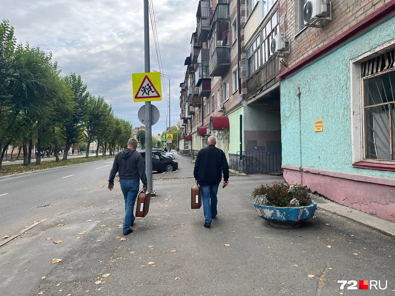 В таких чемоданах несут документы В таких чемоданах несут документы